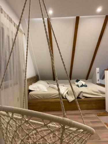 Katil atau katil-katil dalam bilik di Forest House Divcibare