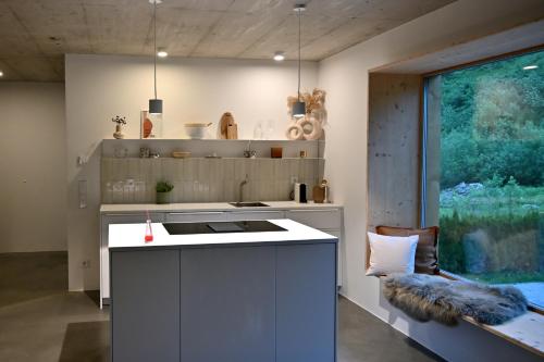 una cocina con una isla blanca en una habitación en Bergchalet Ullmannwies, en Bad Gastein