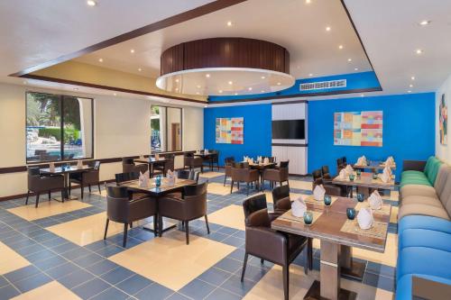 Χώρος καθιστικού στο Radisson Blu Hotel & Resort, Al Ain