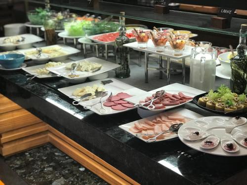 Un buffet con muchos platos de comida en una mesa. en Holiday Inn Bursa - City Centre by IHG, en Bursa