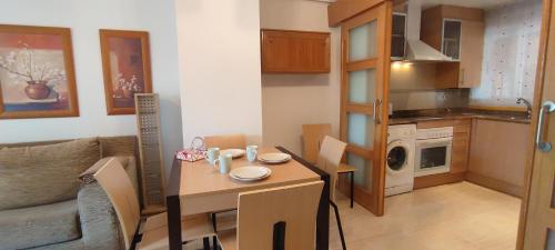 mały apartament ze stołem i kuchnią w obiekcie ACV - Playa Coral II-2ªlinea planta baja norte w mieście Oropesa del Mar