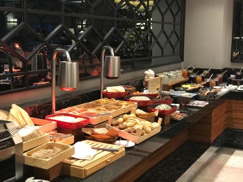 Una línea de buffet con muchos tipos diferentes de comida. en Holiday Inn Bursa - City Centre by IHG, en Bursa