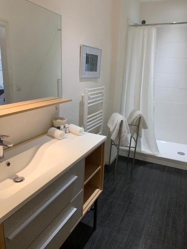 La salle de bains est pourvue d'un lavabo et d'un miroir. dans l'établissement In Situ B&B, à Uzès