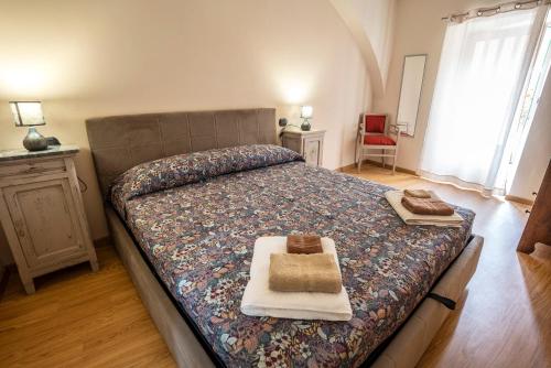 Ένα ή περισσότερα κρεβάτια σε δωμάτιο στο Suma Si Casa Cesare - 2000 mq di giardino a Vostra disposizione