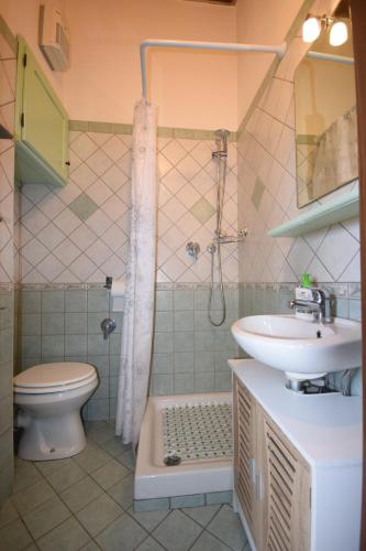 ein Bad mit einem Waschbecken und einem WC in der Unterkunft Loft L'approdo del marinaio in Scarlino