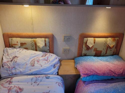 Ένα ή περισσότερα κρεβάτια σε δωμάτιο στο Discover comfort home from home 8-birth Caravan