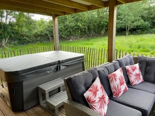 a grill on a deck with two chairs and a table at Aux murmures de la nature B&B in Honfleur