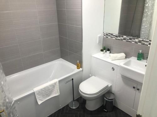 Kylpyhuone majoituspaikassa 2 Bedroom Apartment in Central Windsor