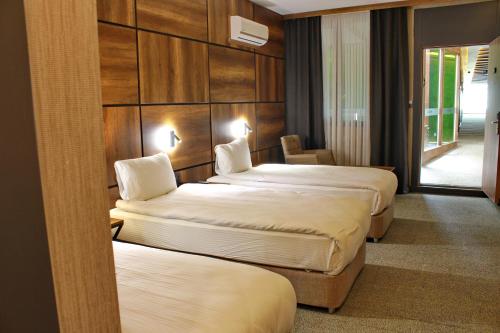 Postel nebo postele na pokoji v ubytování Mardiva Hotel