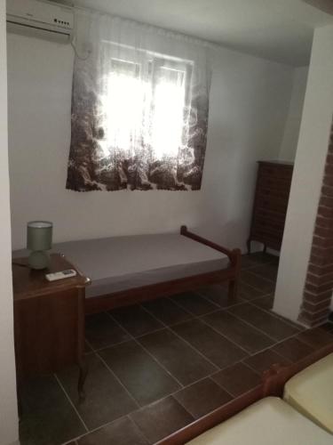 Ruang duduk di Holiday home Drobnici