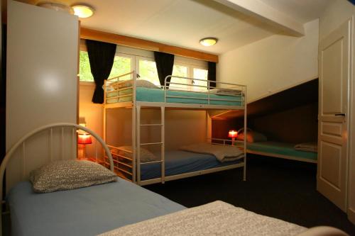 Våningssäng eller våningssängar i ett rum på Les Grangeonnes, gîtes nature, piscine, sauna pour accueil familiale ou de groupe