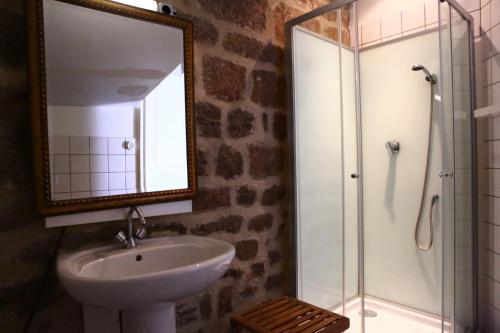 Et badeværelse på Les Grangeonnes, gîtes nature, piscine, sauna pour accueil familiale ou de groupe
