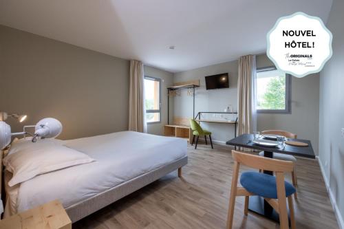 Cette chambre comprend un lit, un bureau et une table. dans l'établissement The Originals City, Hôtel Le Relais des Deux Mers, Marmande Sud, à Marmande