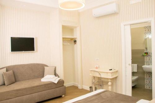 Florita Napoli في نابولي: غرفة معيشة مع أريكة وحمام