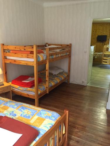 a room with two bunk beds in a room at appartement à la montagne in Eaux-Bonnes