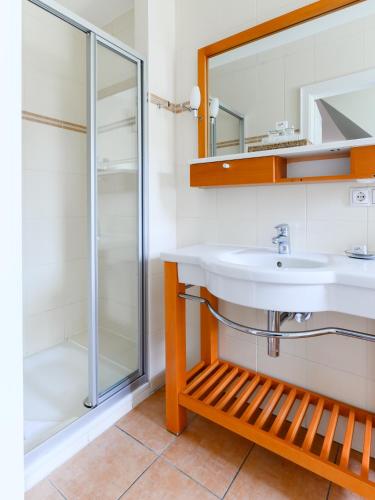 a bathroom with a sink and a shower at Nordsee-Hotel Arlau-Schleuse in Husum