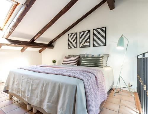 um quarto com uma cama grande num quarto com tectos em madeira em Barbieri23 Design by Wonderful Italy em Bolonha