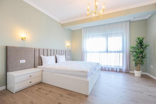 um quarto com uma cama grande e uma janela em Alexander Flat em Oradea