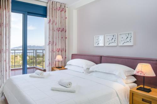 Кровать или кровати в номере Aries Villas