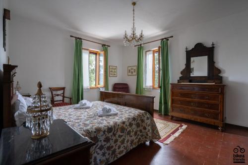 Schlafzimmer mit einem Bett, einer Kommode und einem Spiegel in der Unterkunft NIDO DEL CODIROSSO in Ripe