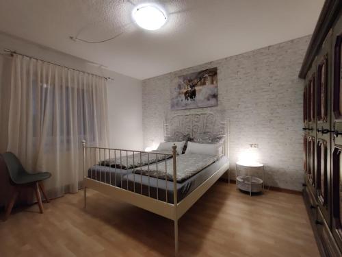 um quarto com uma cama e uma parede de tijolos brancos em Ferienwohnung im Zentrum von Sooden em Bad Sooden-Allendorf