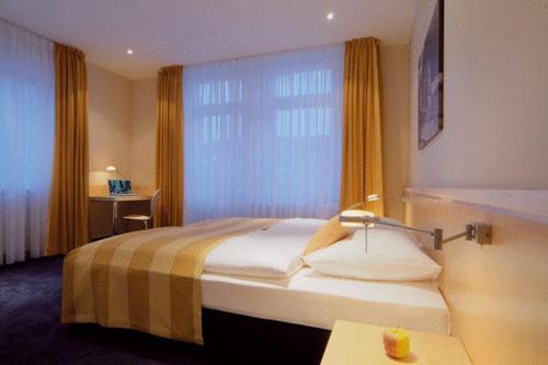 una camera d'albergo con letto e finestra di Gästehaus Rohleder a Velbert