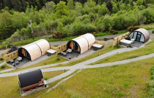 een overzicht van een groep tenten in een veld bij Highland Premier Glamping Pods in Beauly