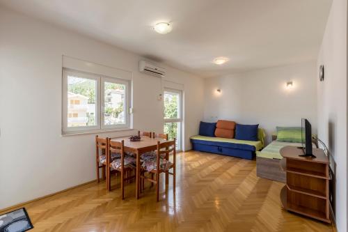 sala de estar con mesa y sofá en Apartments Perkušić Nemira, en Omiš