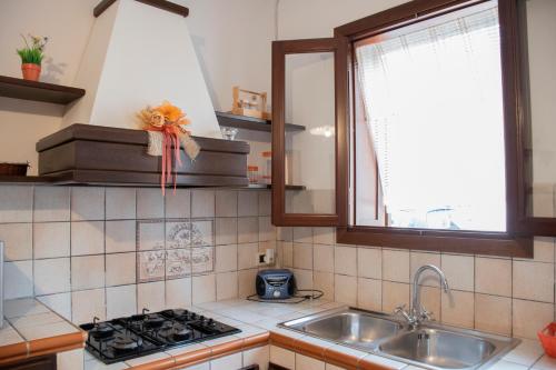 La casa di Cecè al centro di San Vito Lo Capo في سان فيتو لو كابو: مطبخ مع مغسلة وموقد