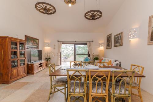 a dining room with a table and chairs at Casa Elvi in Arzachena