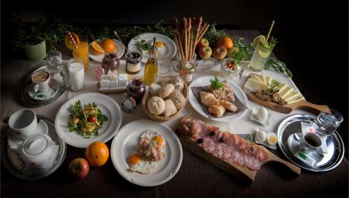 una mesa con platos de comida en una mesa en B&B Pod vrbo, en Liubliana