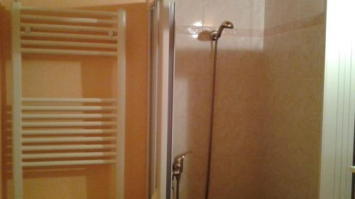 W łazience znajduje się prysznic ze szklanymi drzwiami. w obiekcie Le Vallonee B&B w mieście Aradeo