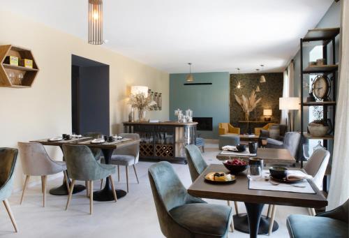 a dining room with tables and chairs at Domaine de Montine Chambres de Charme in Grignan