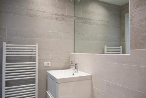 uma casa de banho com um WC, um lavatório e um espelho. em YouHosty - Custodi 12 em Milão