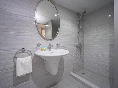 A bathroom at Beautifully Decorated & Homely 2 Bed apartment