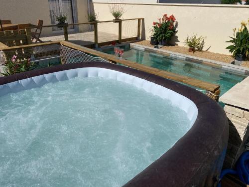 Bazén v ubytování Jolie maison cocoon piscine/jacuzzi nebo v jeho okolí