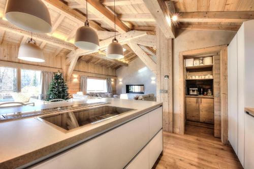 cocina con fregadero grande y techos de madera en IMMOBILIER DE MONTAGNE - LA COLLECTION - CRESPIN, en Saint-Gervais-les-Bains