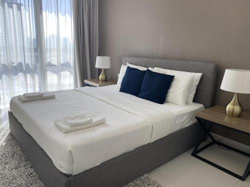 Postel nebo postele na pokoji v ubytování Spacious & Bright Brand New 2BR in JVC