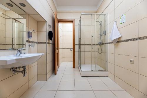 Vonios kambarys apgyvendinimo įstaigoje Apartamentai Auska