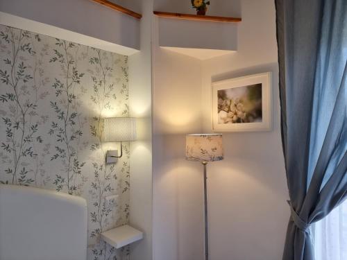 a room with a lamp and a picture on the wall at Villa Susy Relais in Sant'Agnello