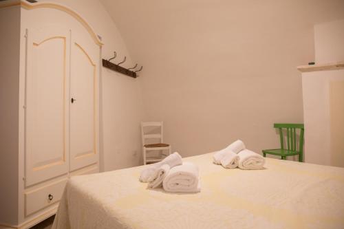 - une chambre avec 2 serviettes blanches sur un lit dans l'établissement Casa nel Borgo Antico, à Ceglie Messapica