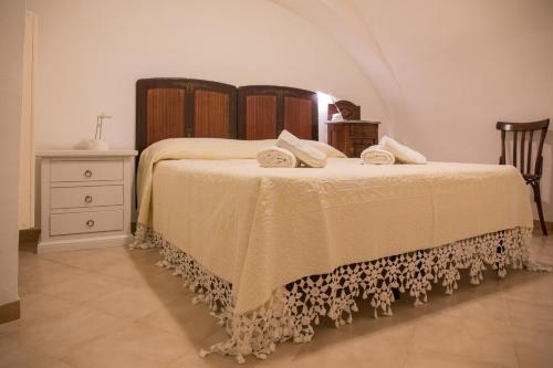 A bed or beds in a room at Casa nel Borgo Antico