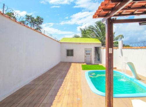 a swimming pool in the backyard of a house at Casa com Piscina e Churrasqueira em Vera Cruz BA in Barra Grande