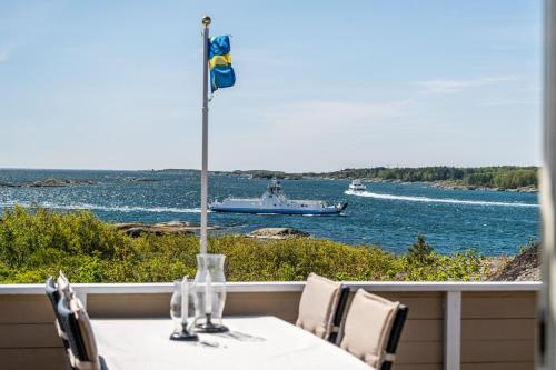 uma mesa com vista para um barco na água em Large and cozy accommodation on Donsö with ocean view em Donsö