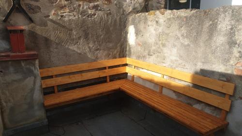 um banco de madeira sentado dentro de um edifício em Kunstgasse 4+5 em Altenburg
