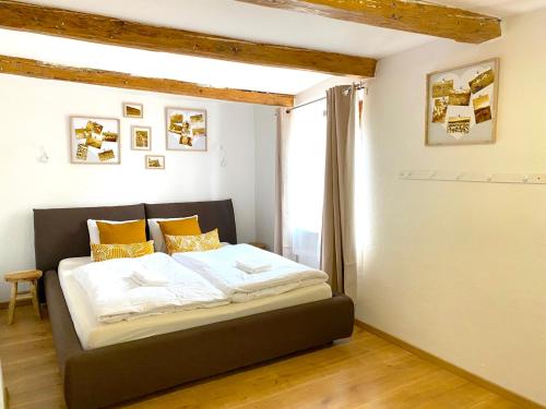 una camera da letto con letto e cuscini gialli di Winzerhaus Rossatz a Rossatz