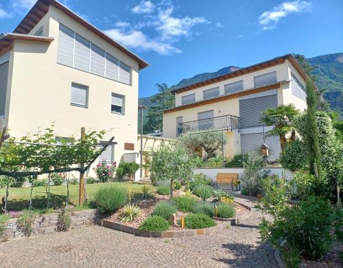 Nespecifikovaný výhled na hory nebo výhled na hory při pohledu z farmy