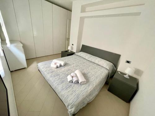 Een bed of bedden in een kamer bij Santa d'aMare appartamento con terrazzo e box auto privato