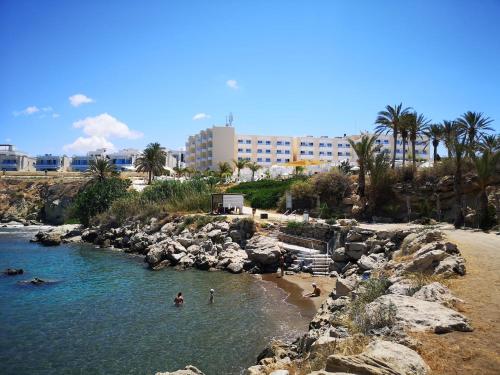 un groupe de personnes dans l'eau sur une plage dans l'établissement Spacious 3 bedroom villa private pool, à Paphos