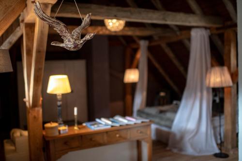 a room with a table with a lamp and a bed at Peter 7 in Görlitz